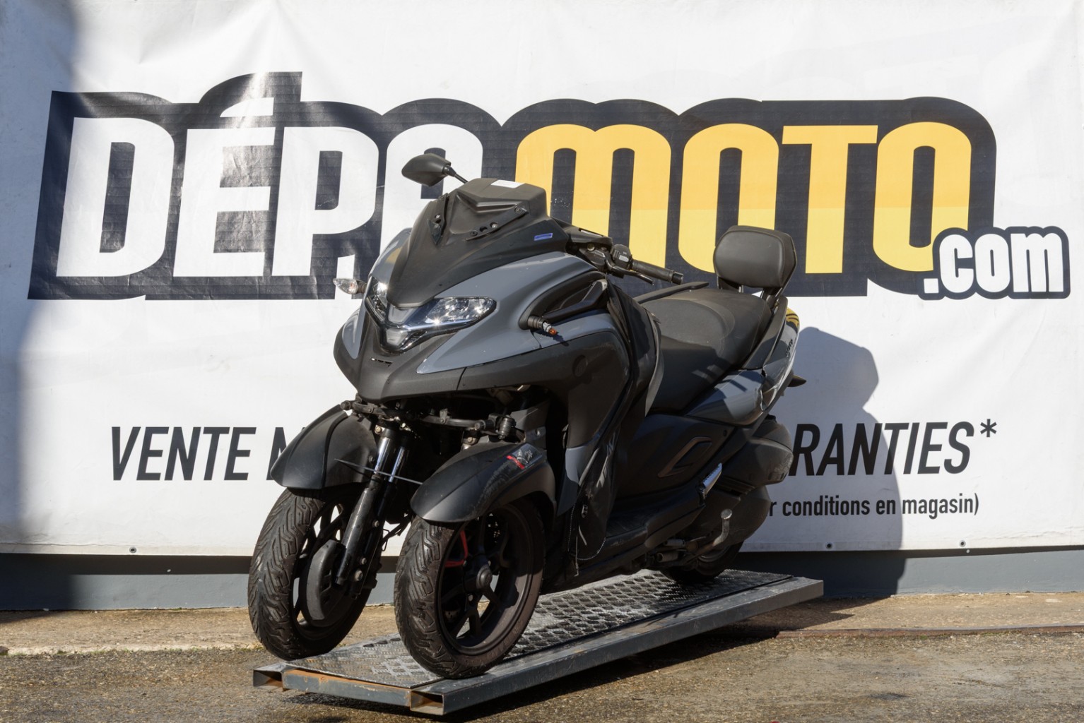 moto accidentée YAMAHA TRICITY 300