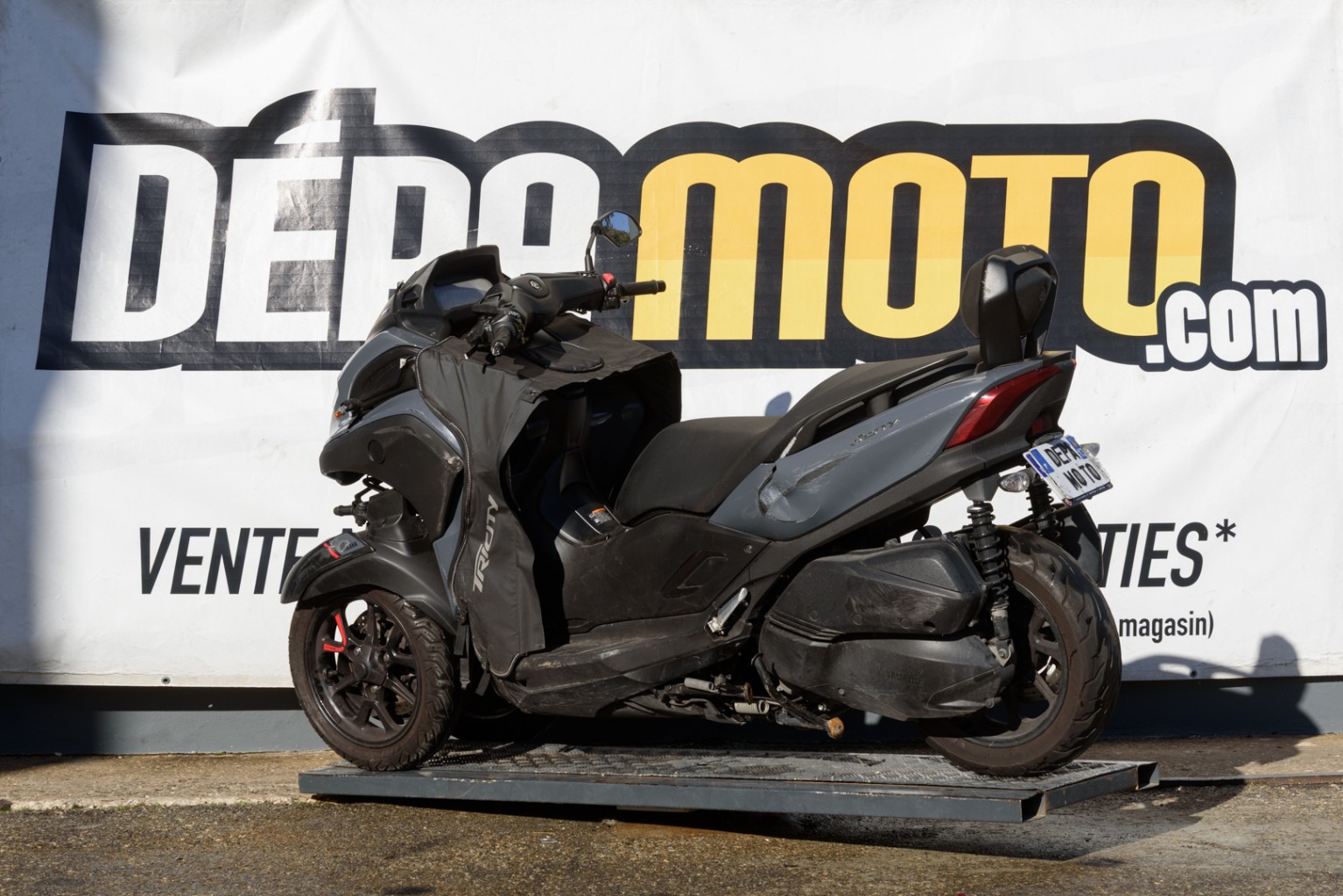 moto accidentée YAMAHA TRICITY 300