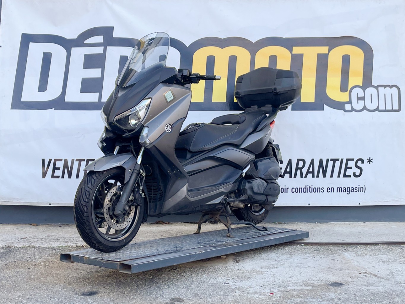 moto accidentée YAMAHA XMAX 400