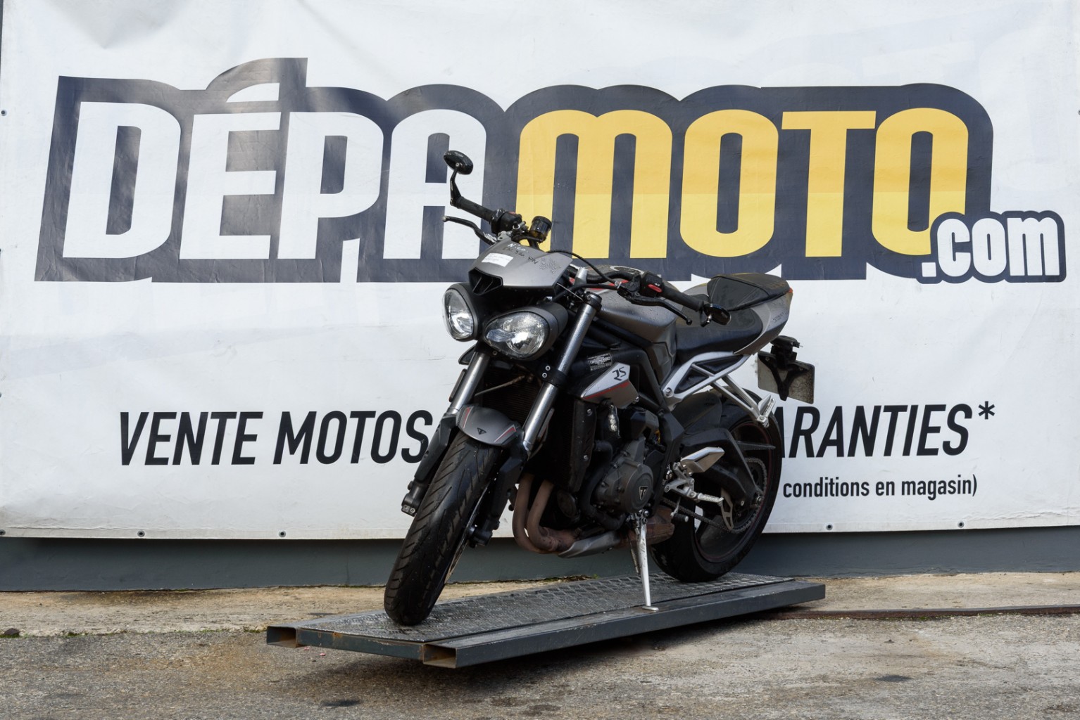 moto accidentée TRIUMPH STREET TRIPLE 765 RS