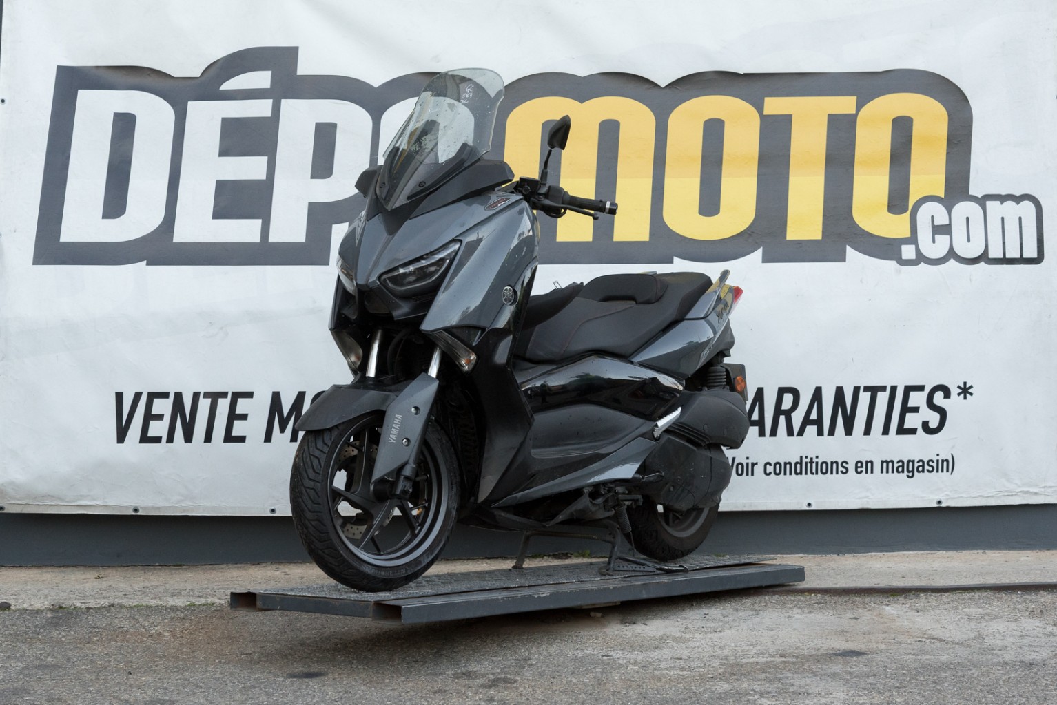moto accidentée YAMAHA XMAX 300