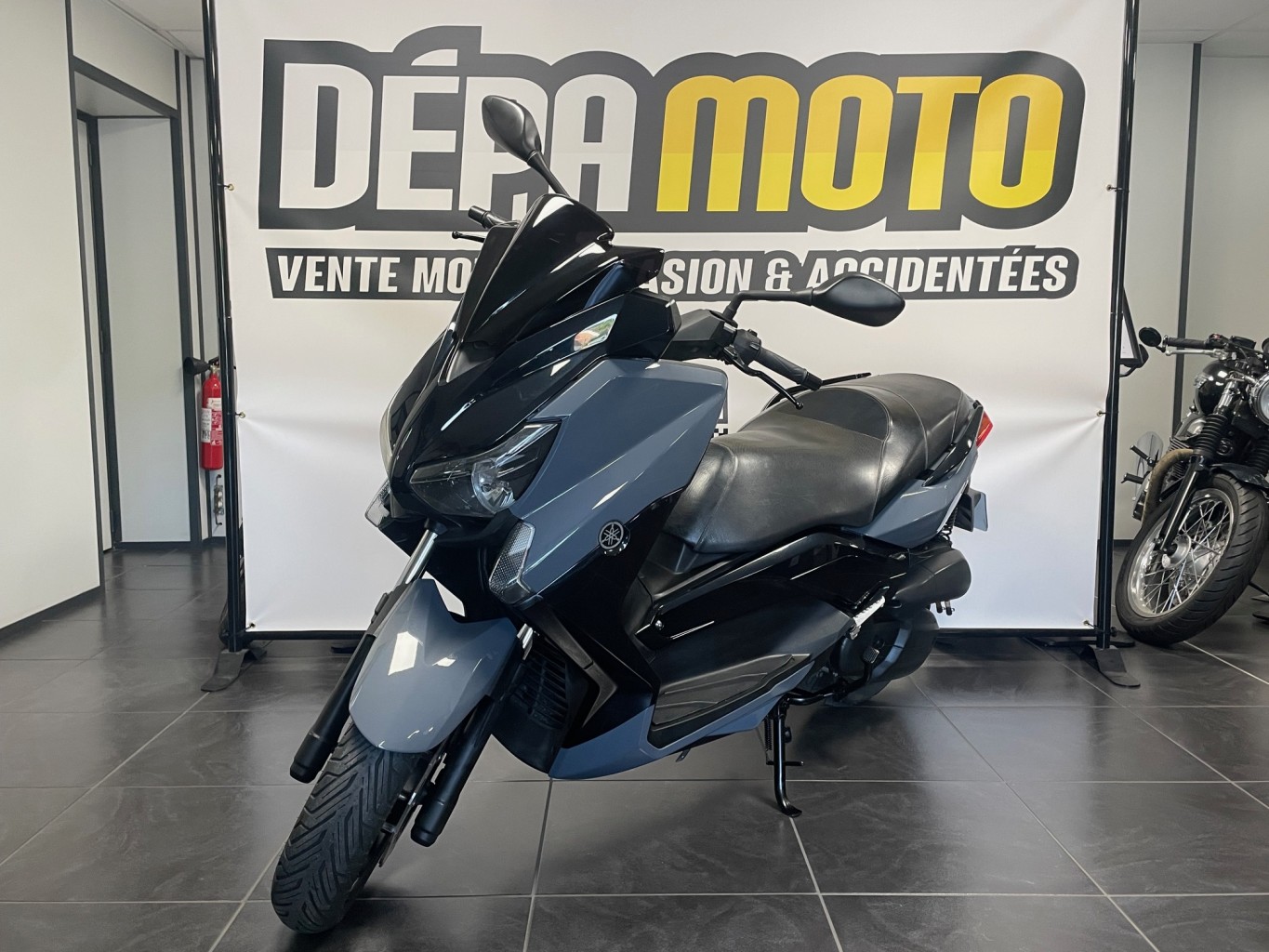 moto accidentée YAMAHA XMAX 125