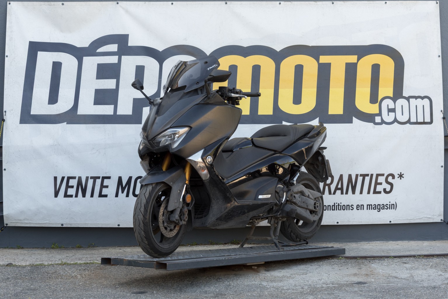moto accidentée YAMAHA TMAX 530