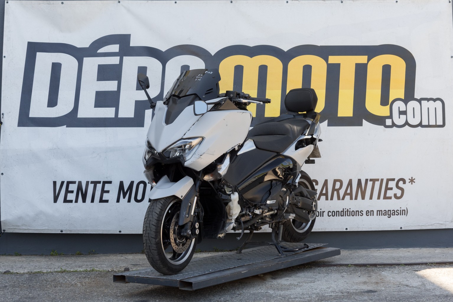 moto accidentée YAMAHA TMAX 530