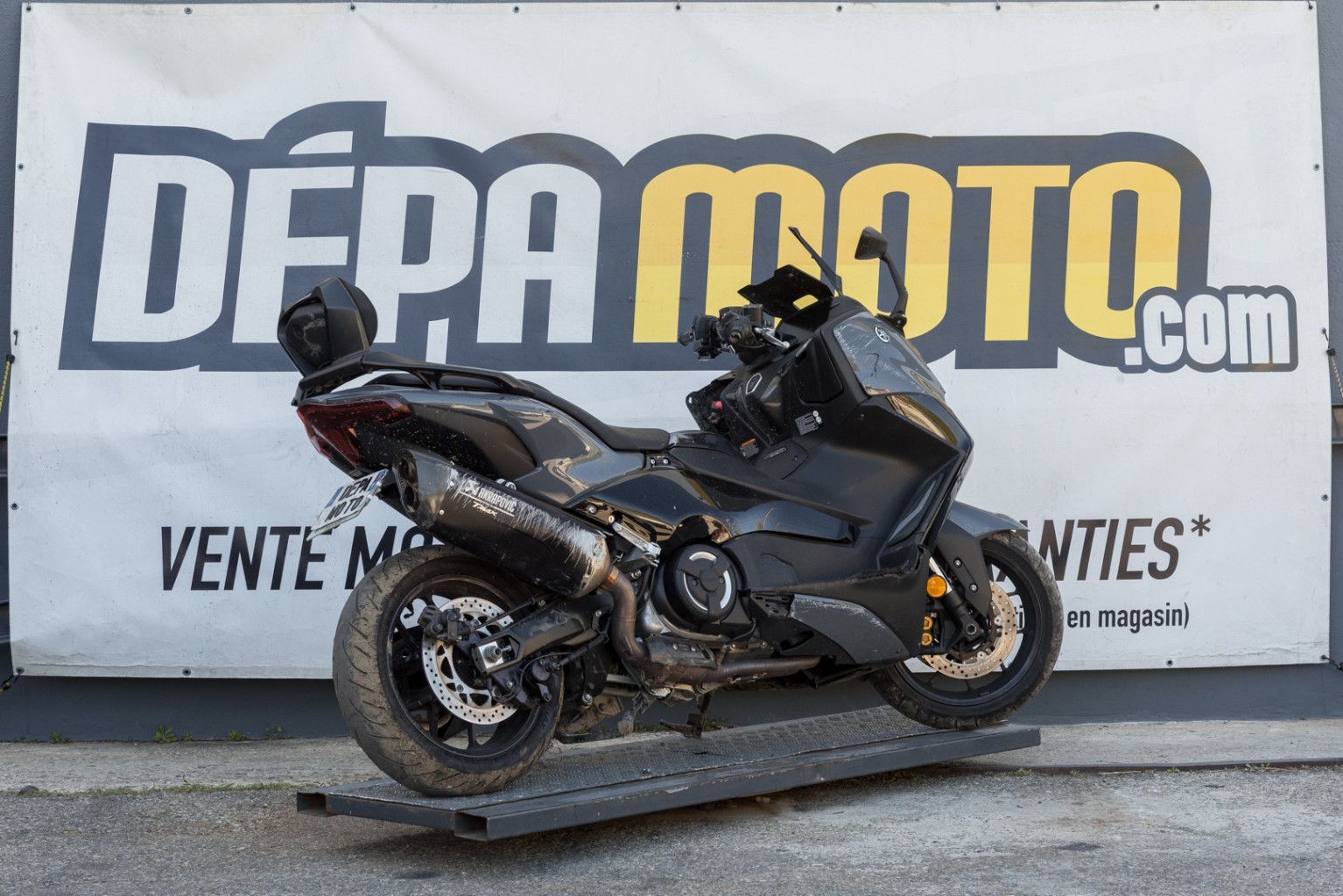 moto accidentée YAMAHA TMAX 560