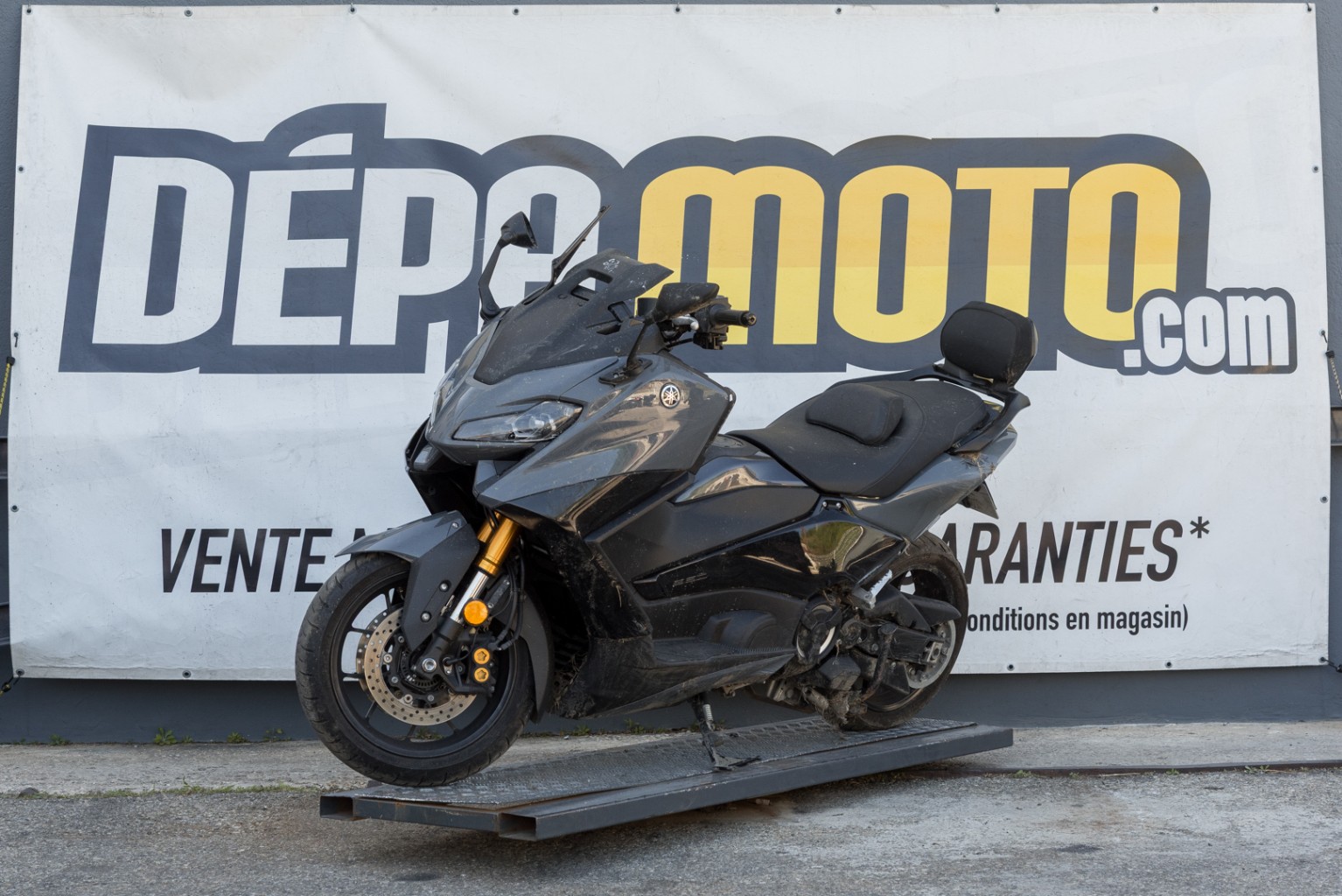 moto accidentée YAMAHA TMAX 560