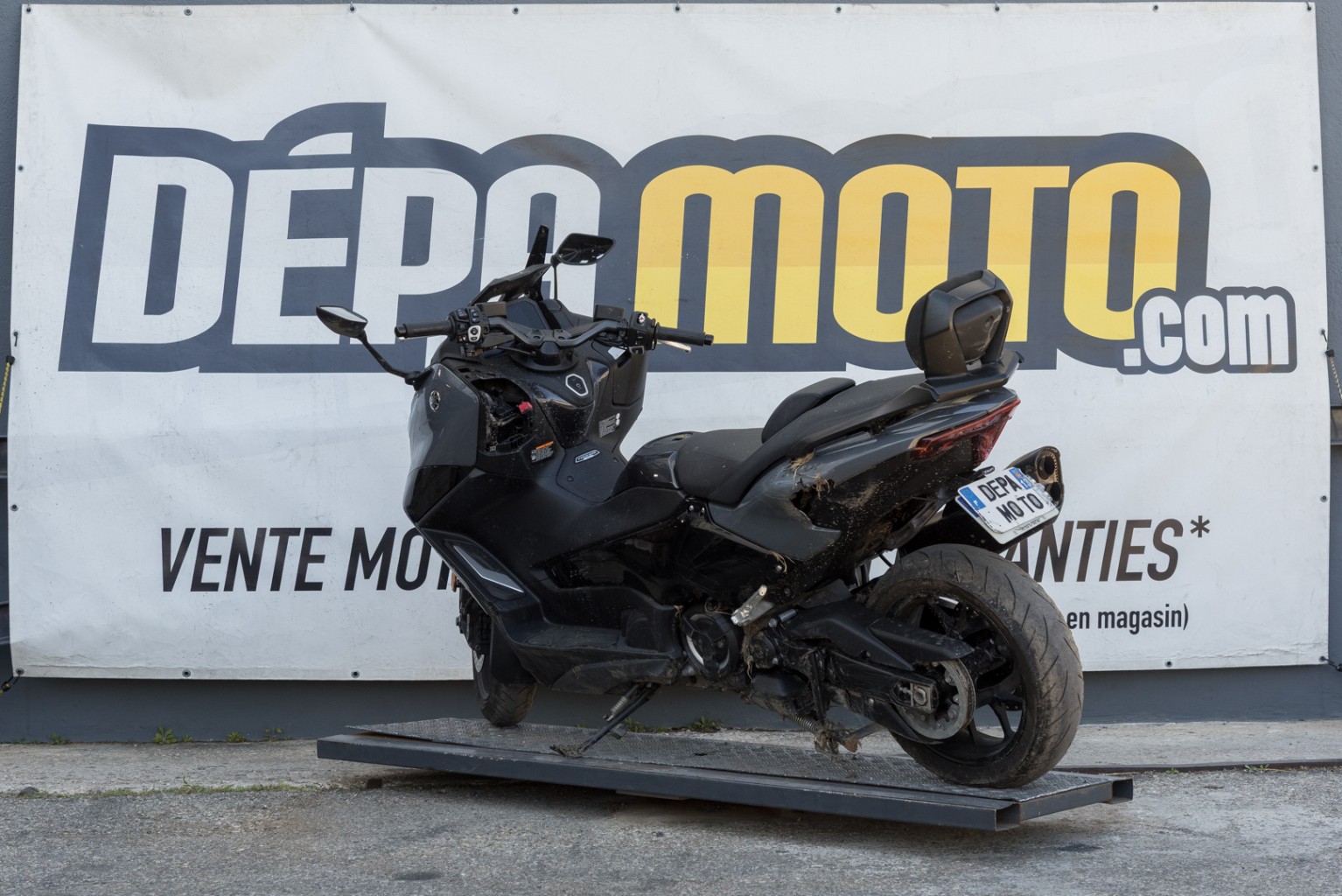 moto accidentée YAMAHA TMAX 560