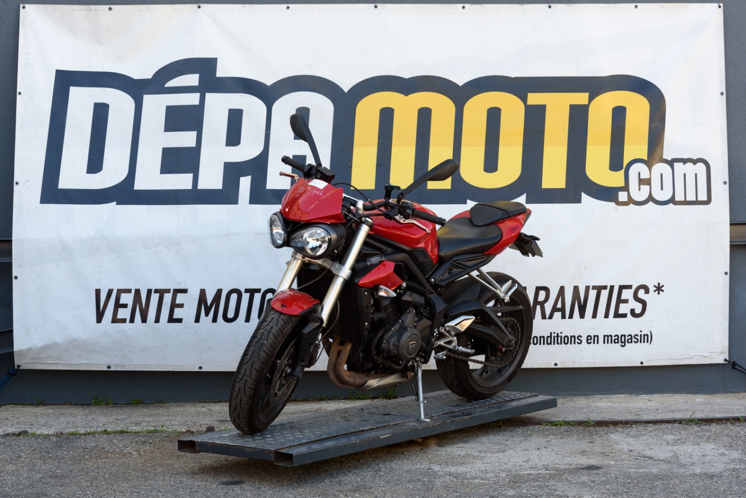 moto accidentée TRIUMPHSTREET TRIPLE 660S