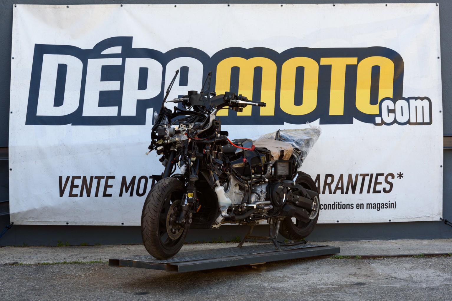 moto accidentée YAMAHA TMAX 560