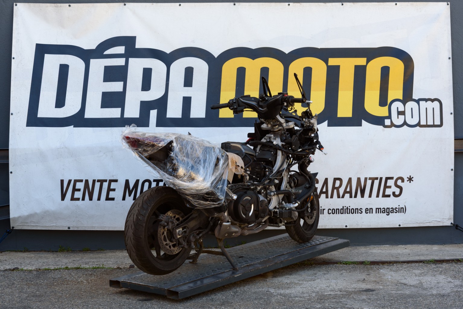moto accidentée YAMAHA TMAX 560