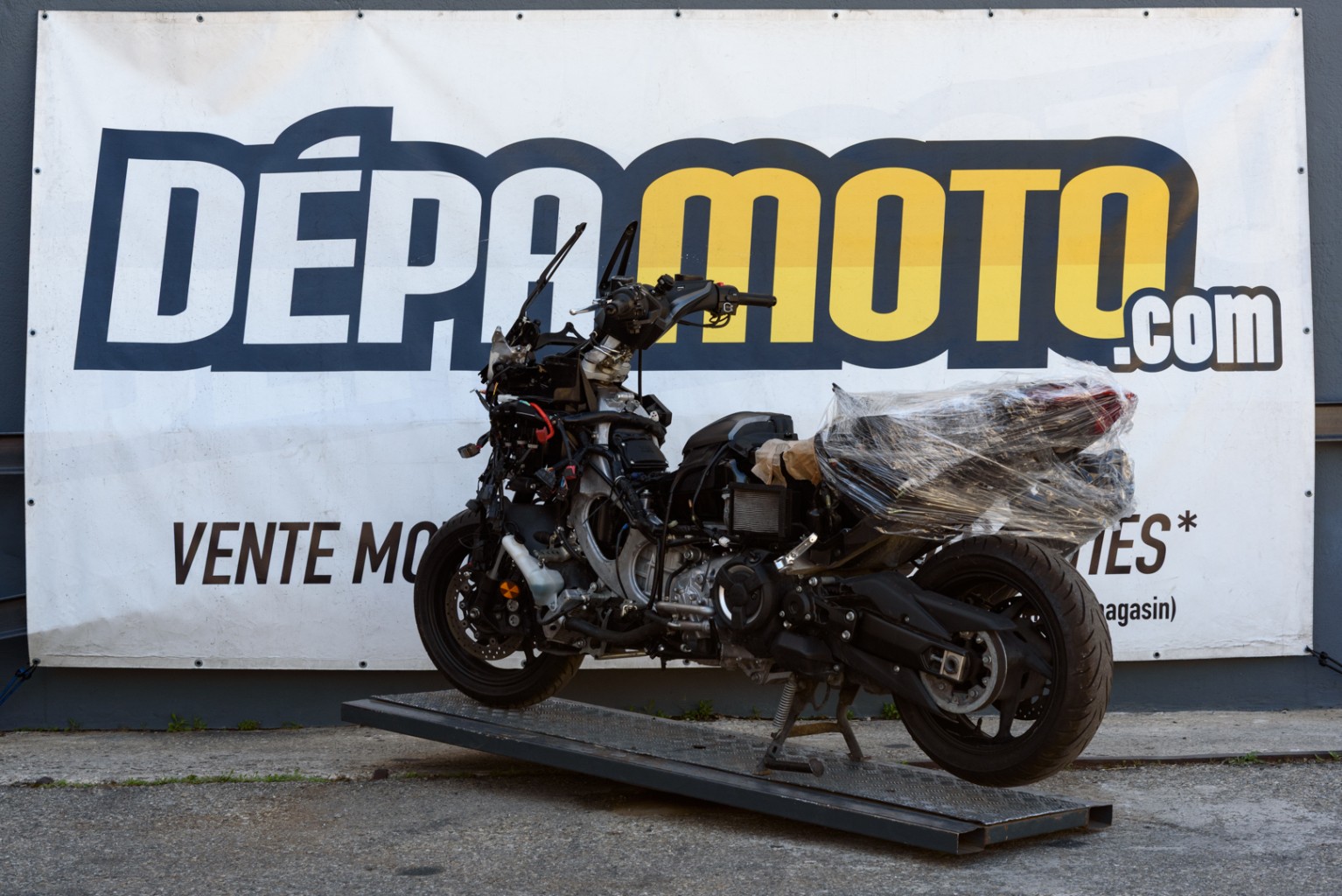moto accidentée YAMAHA TMAX 560