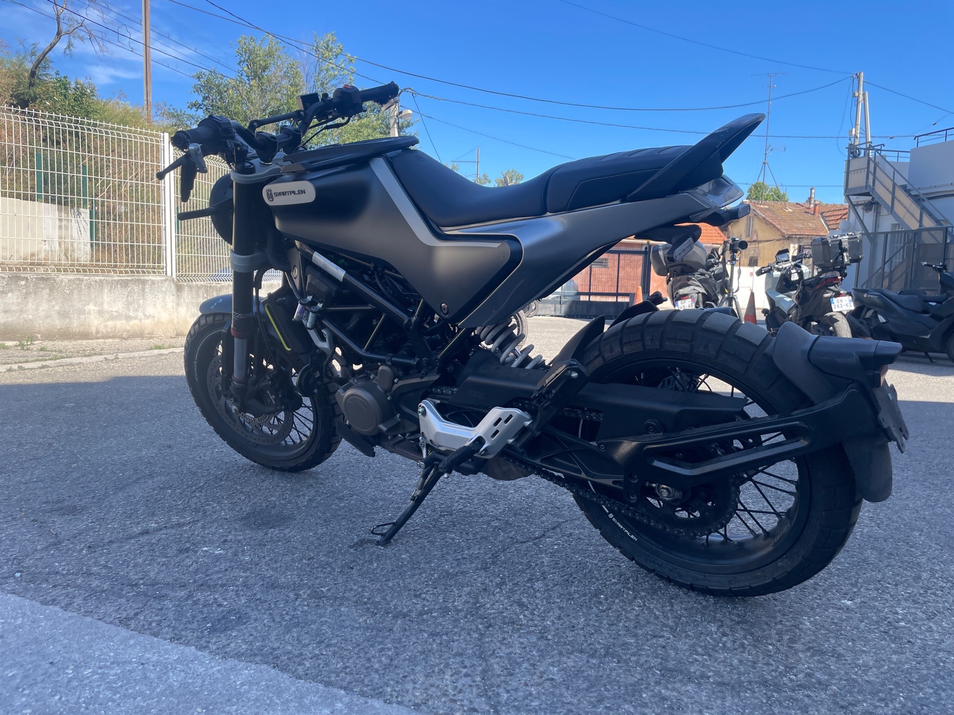 moto accidentée HUSQVARNA SVARTPILEN
