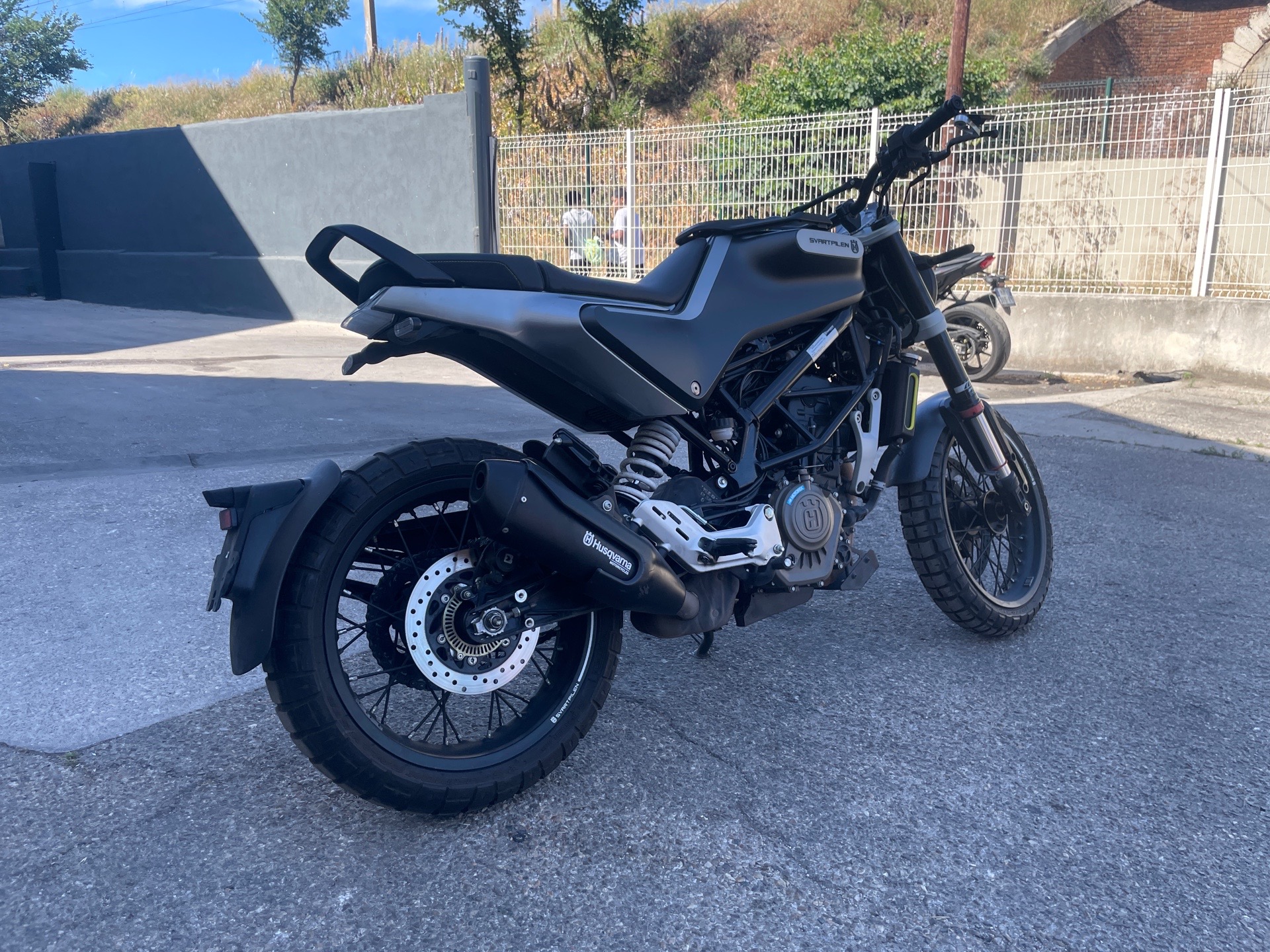 moto accidentée HUSQVARNASVARTPILEN