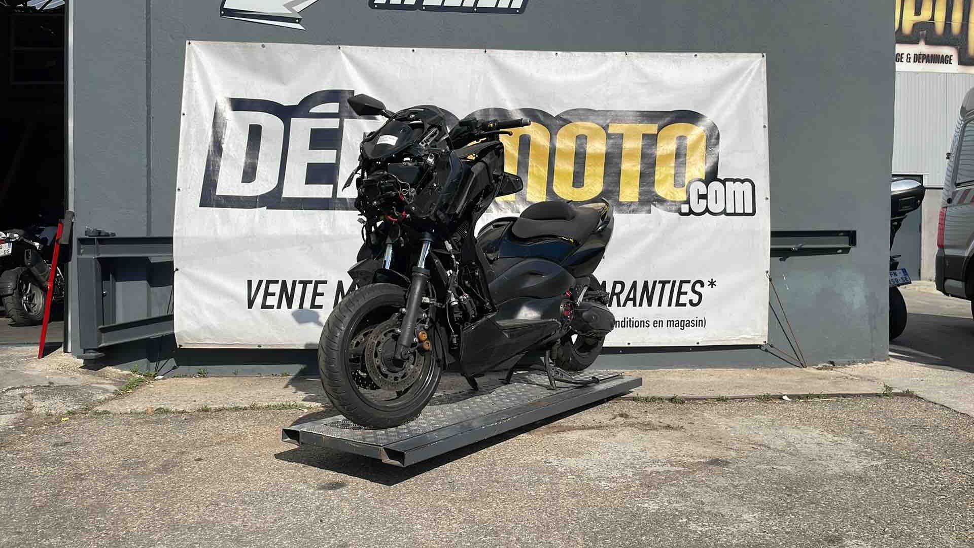 moto accidentée YAMAHA TMAX 500