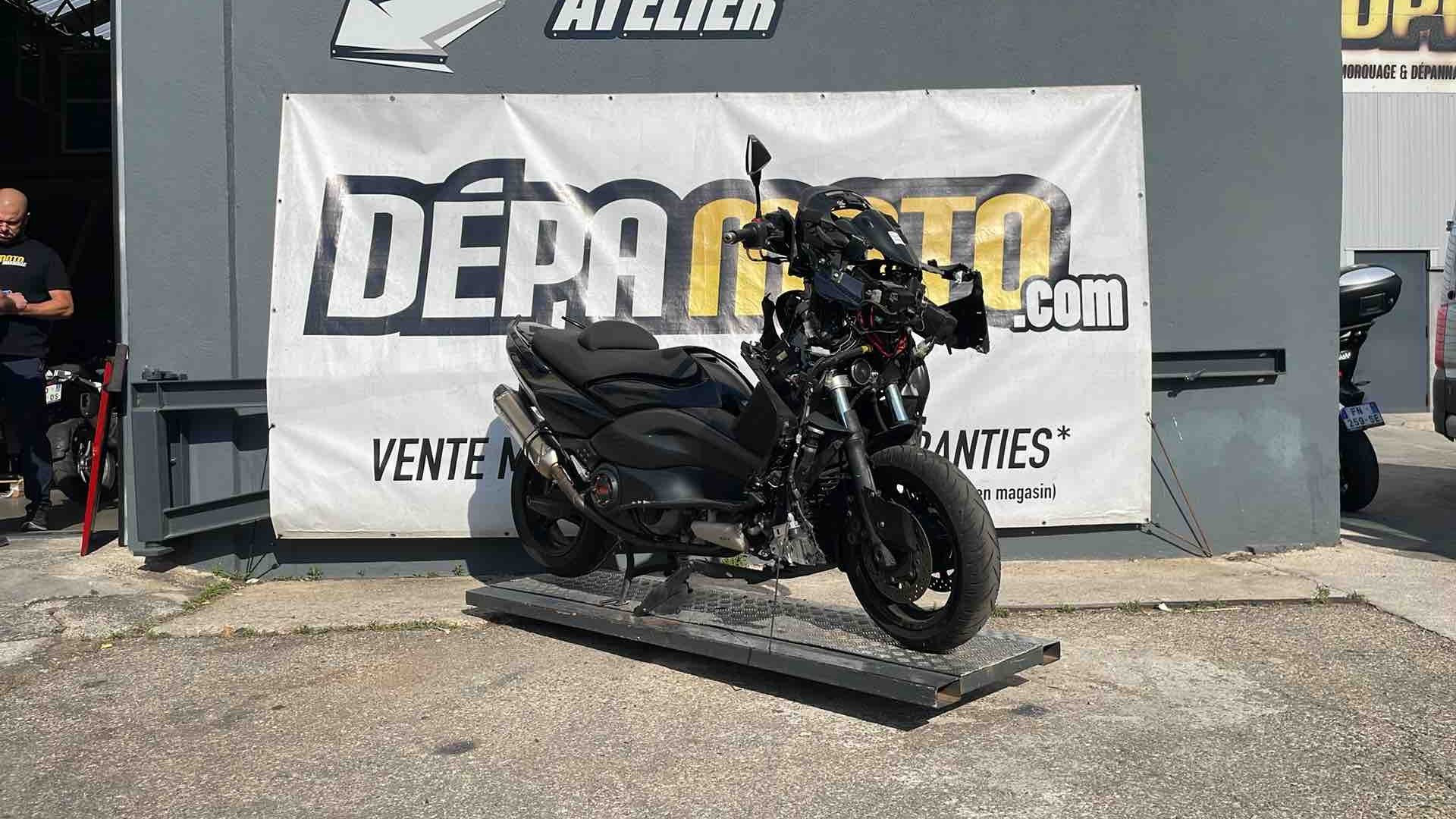 moto accidentée YAMAHA TMAX 500