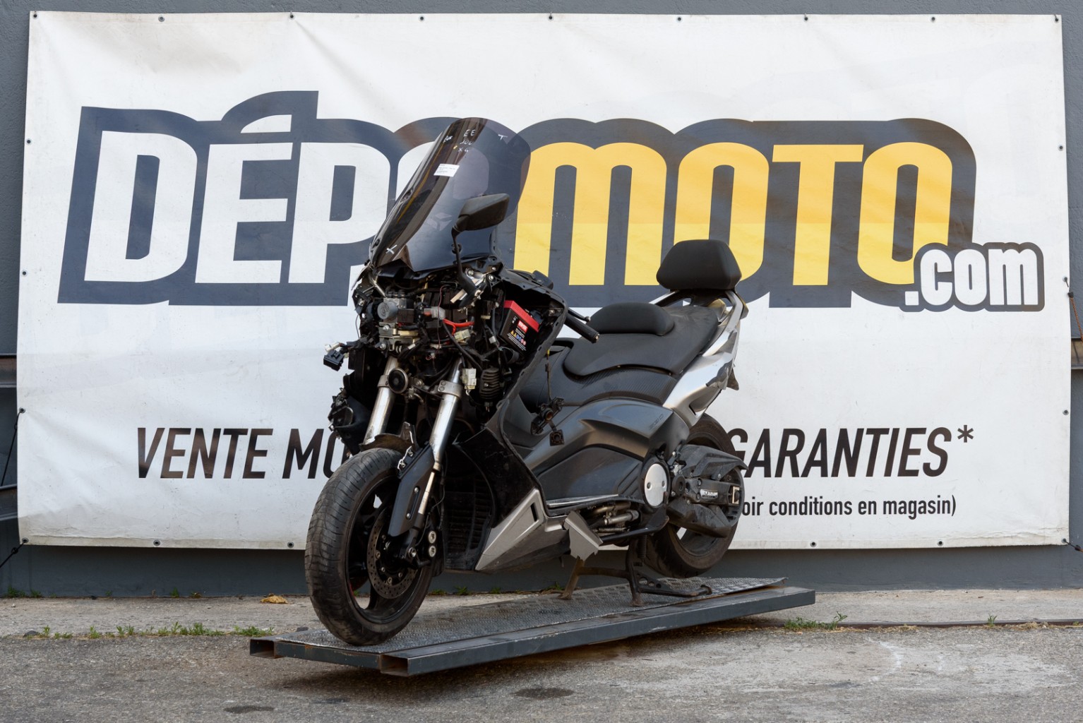 moto accidentée YAMAHA TMAX 530