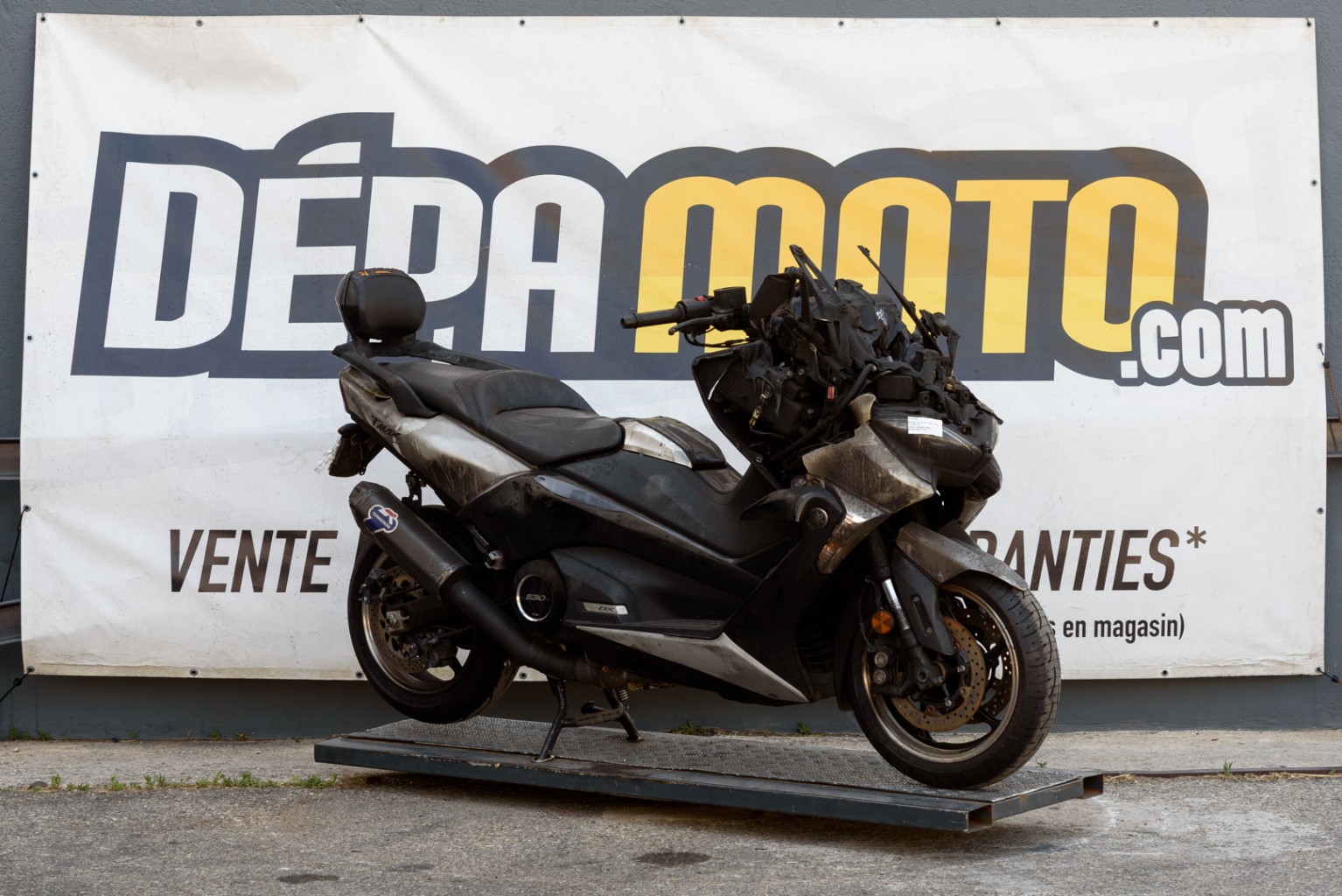 moto accidentée YAMAHA TMAX 530