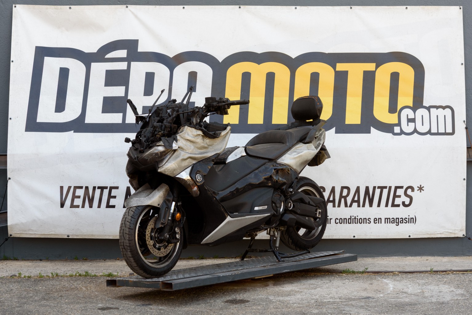 moto accidentée YAMAHATMAX 530