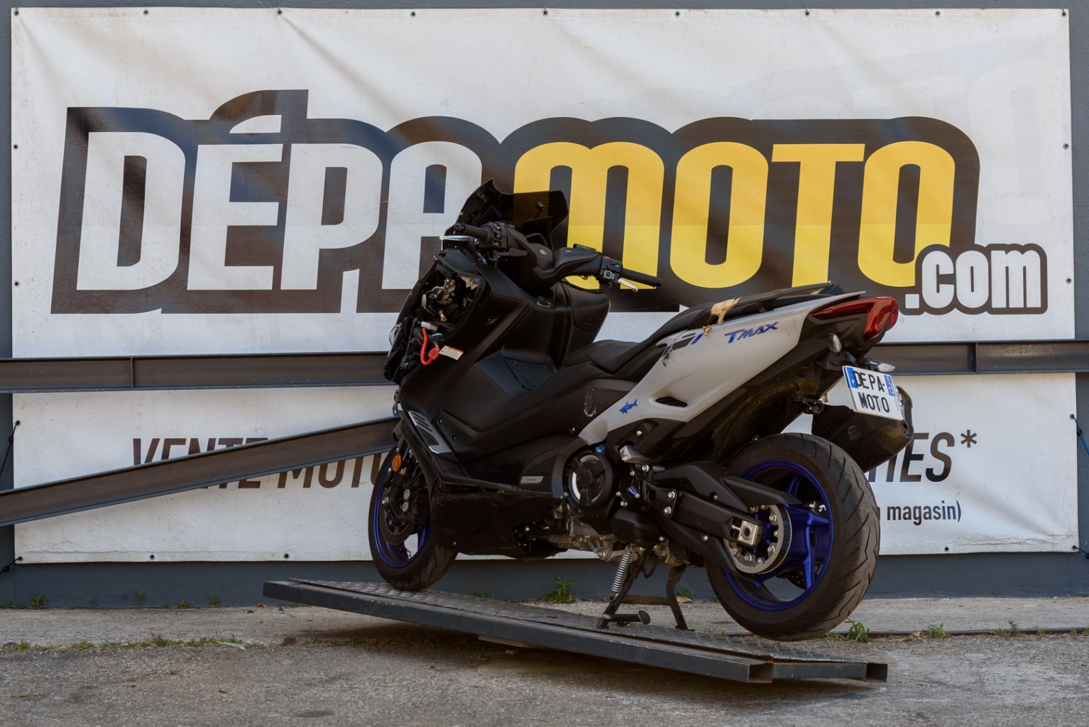moto accidentée YAMAHA TMAX 560