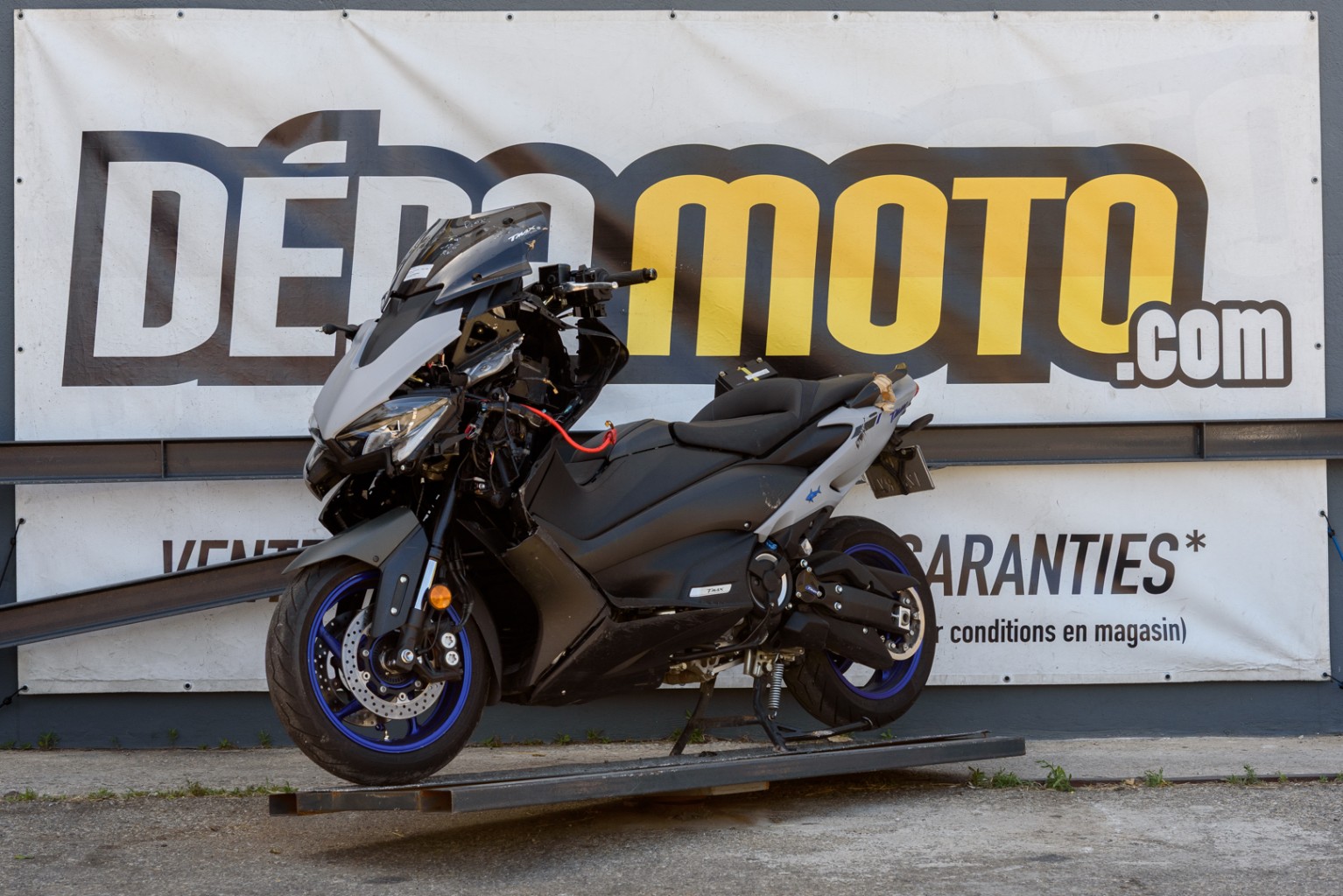 moto accidentée YAMAHA TMAX 560