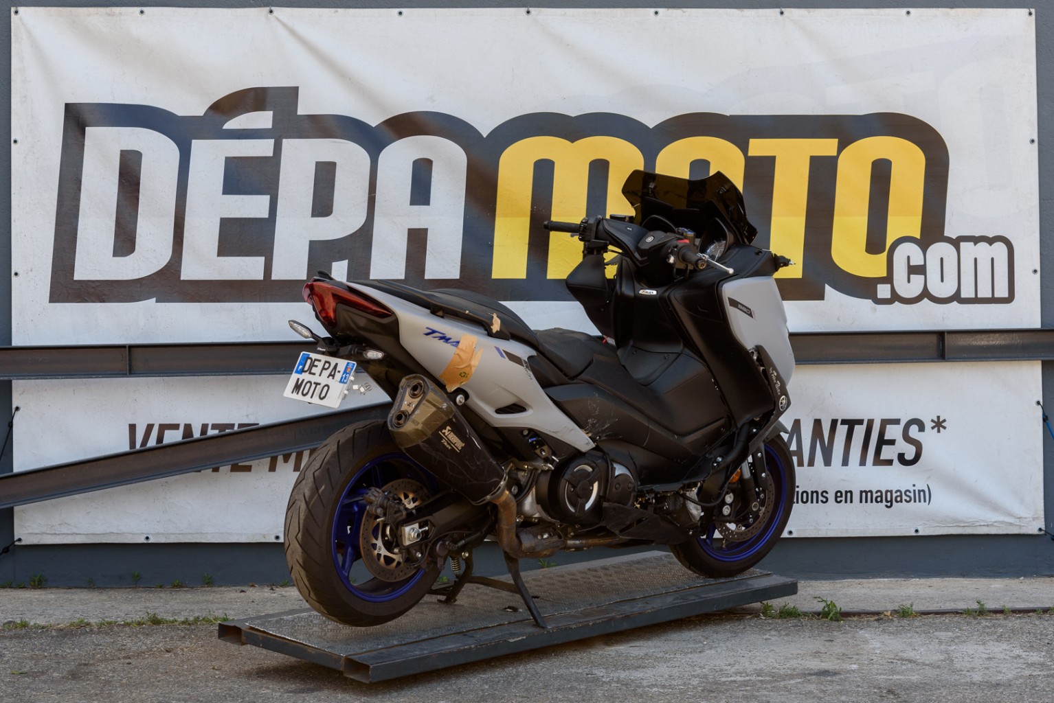 moto accidentée YAMAHA TMAX 560