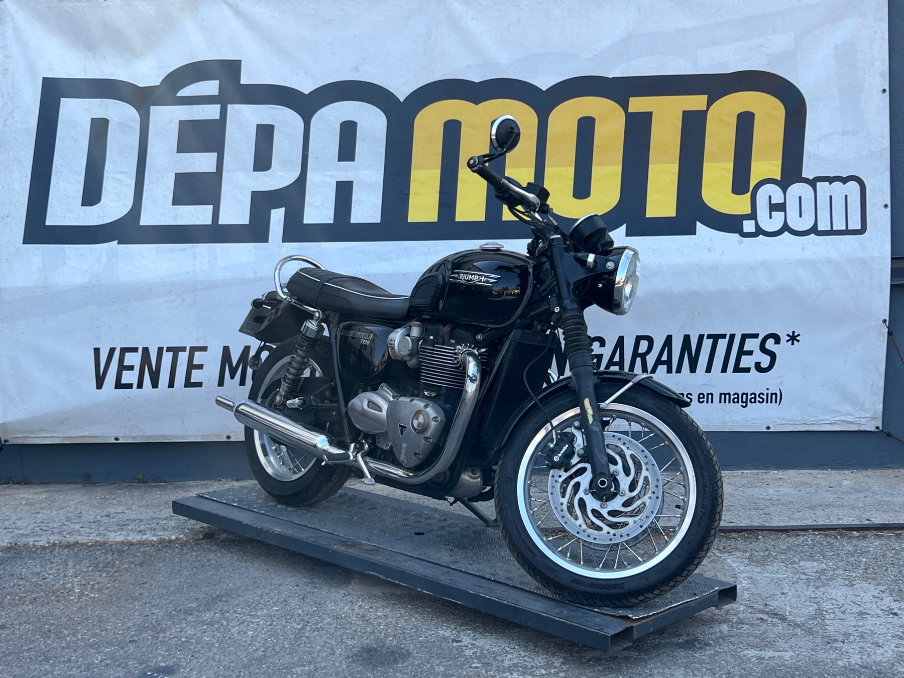 moto accidentée TRIUMPHBONNEVILLE T120