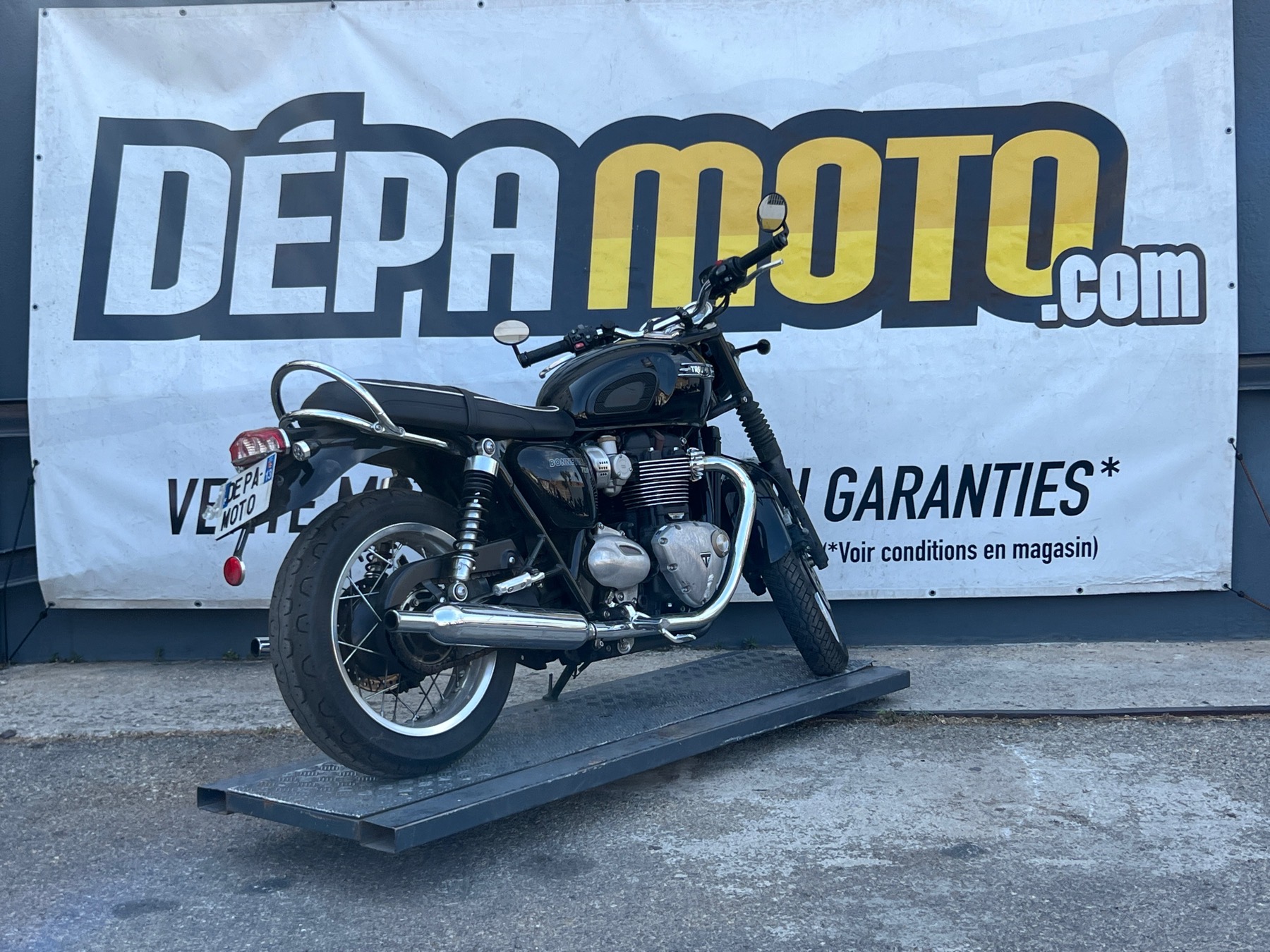 moto accidentée TRIUMPH BONNEVILLE T120