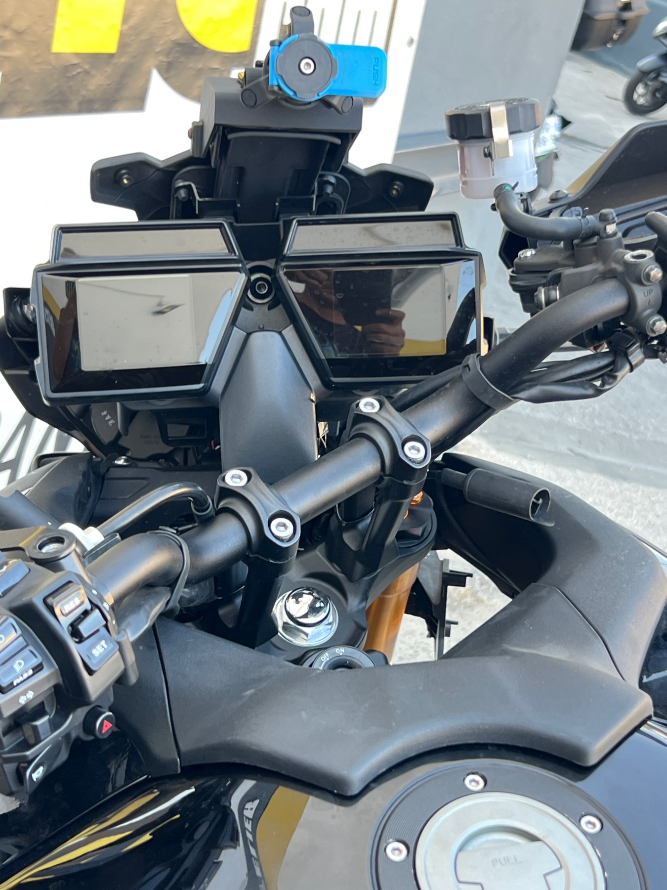 moto accidentée YAMAHATRACER 900