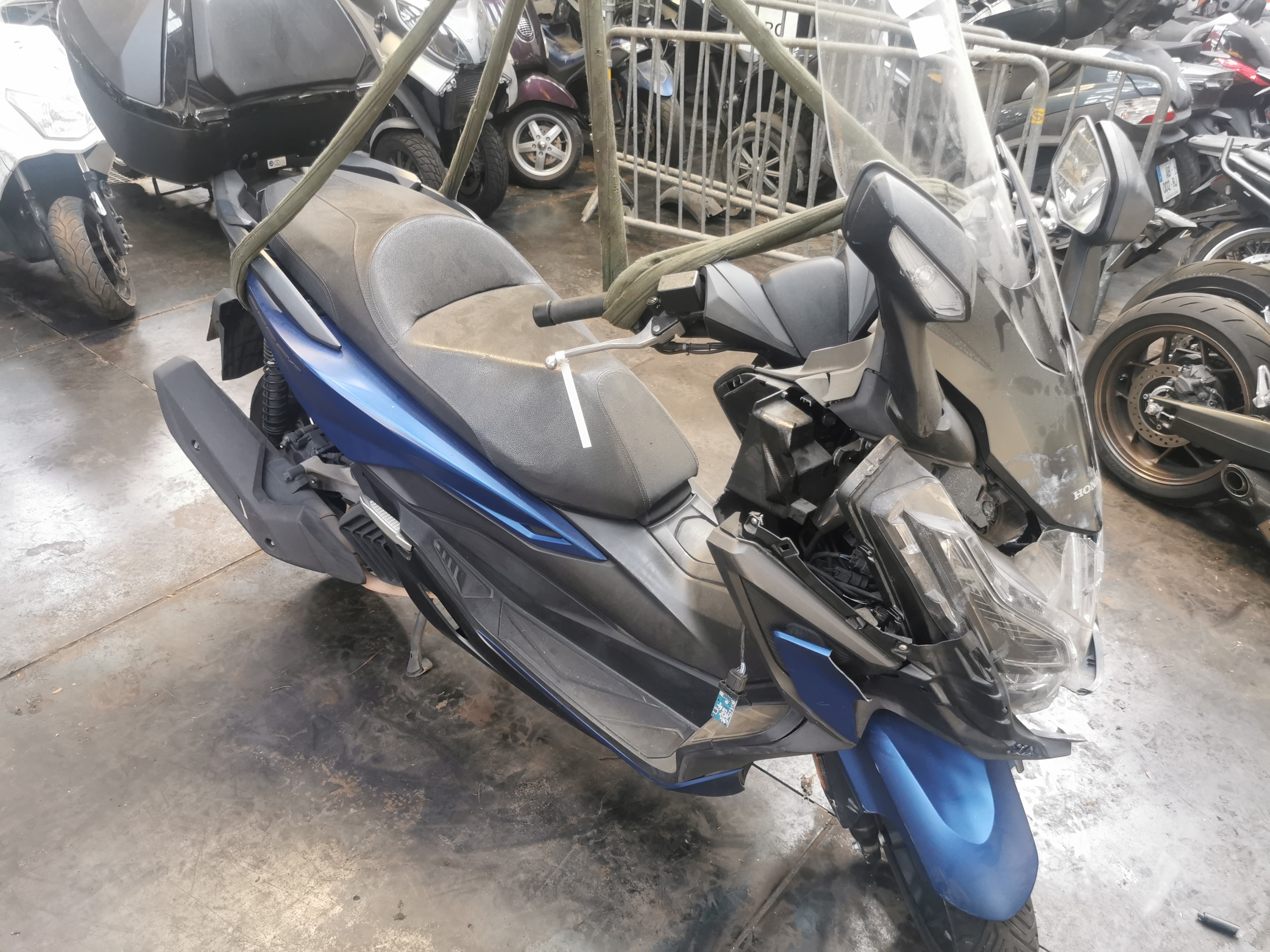 moto accidentée HONDA FORZA 125