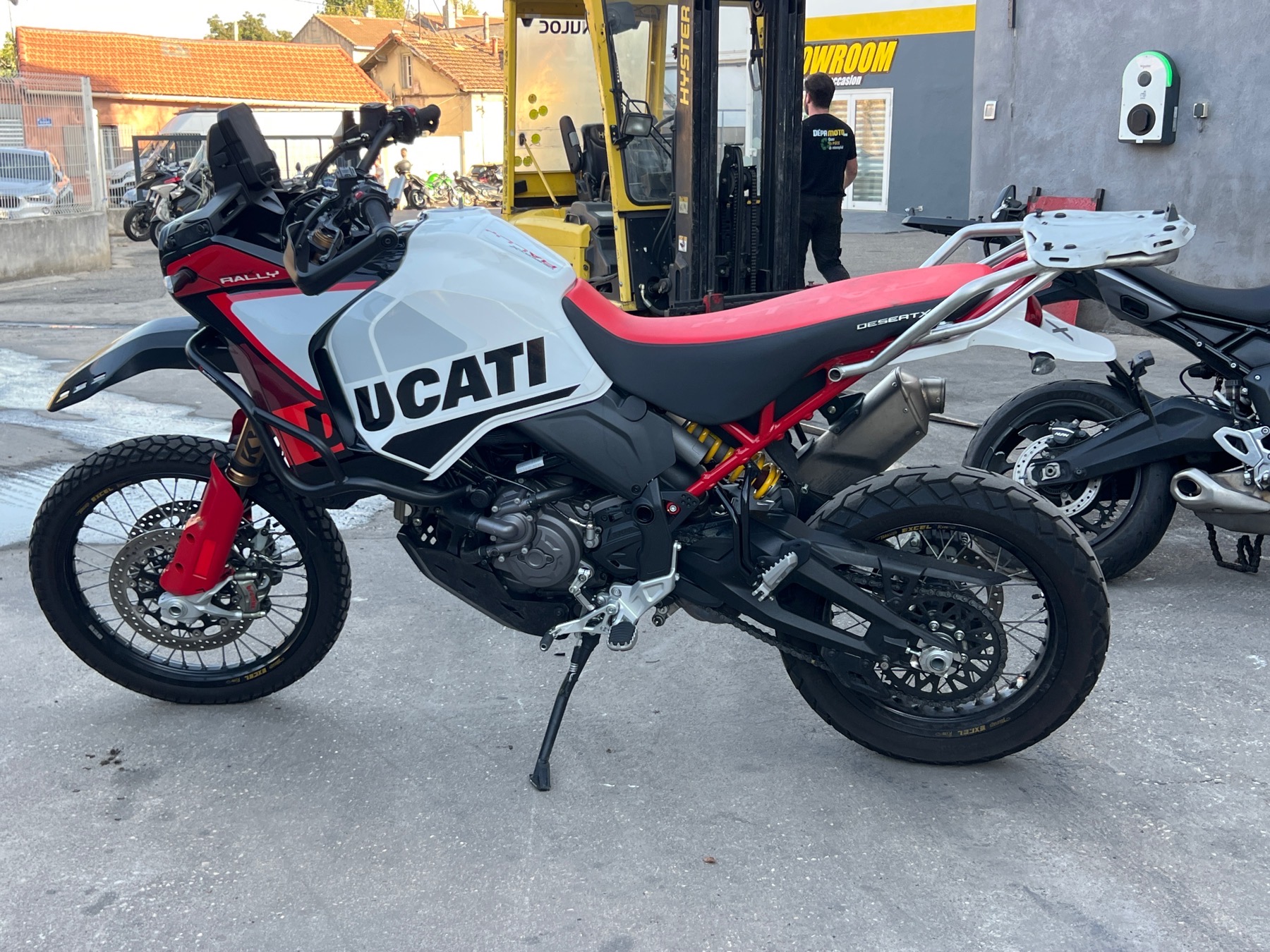 moto accidentée DUCATIDESERT X RALLY