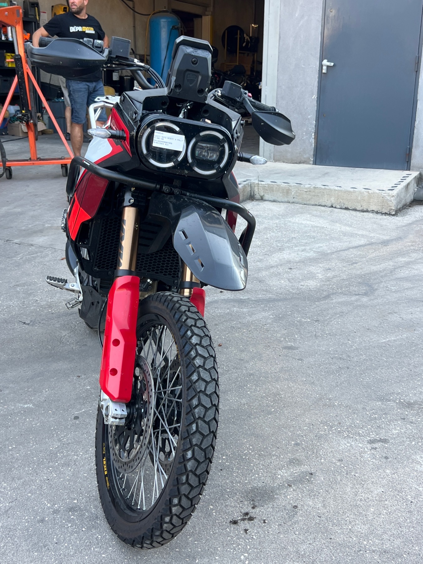 moto accidentée DUCATIDESERT X RALLY