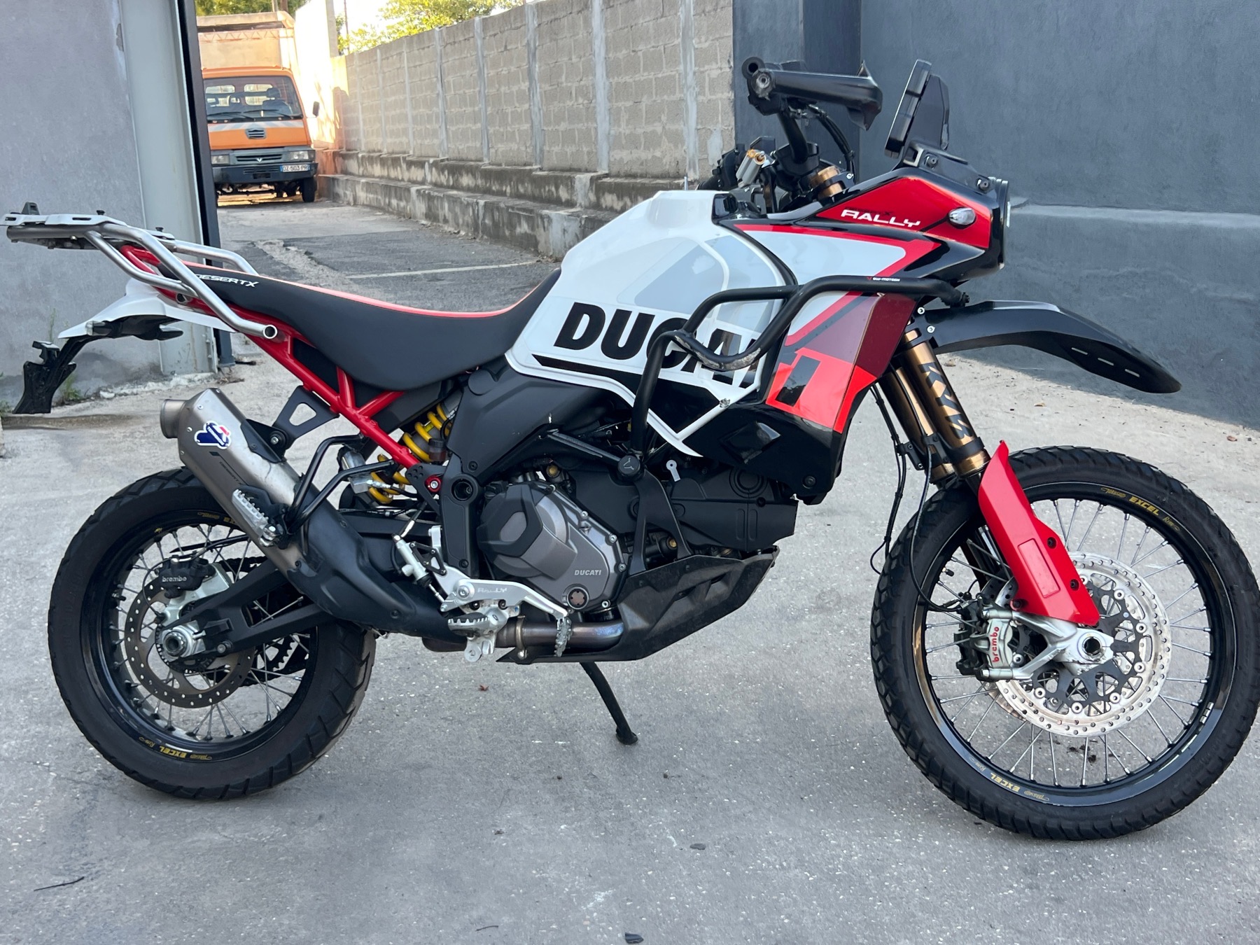 moto accidentée DUCATIDESERT X RALLY
