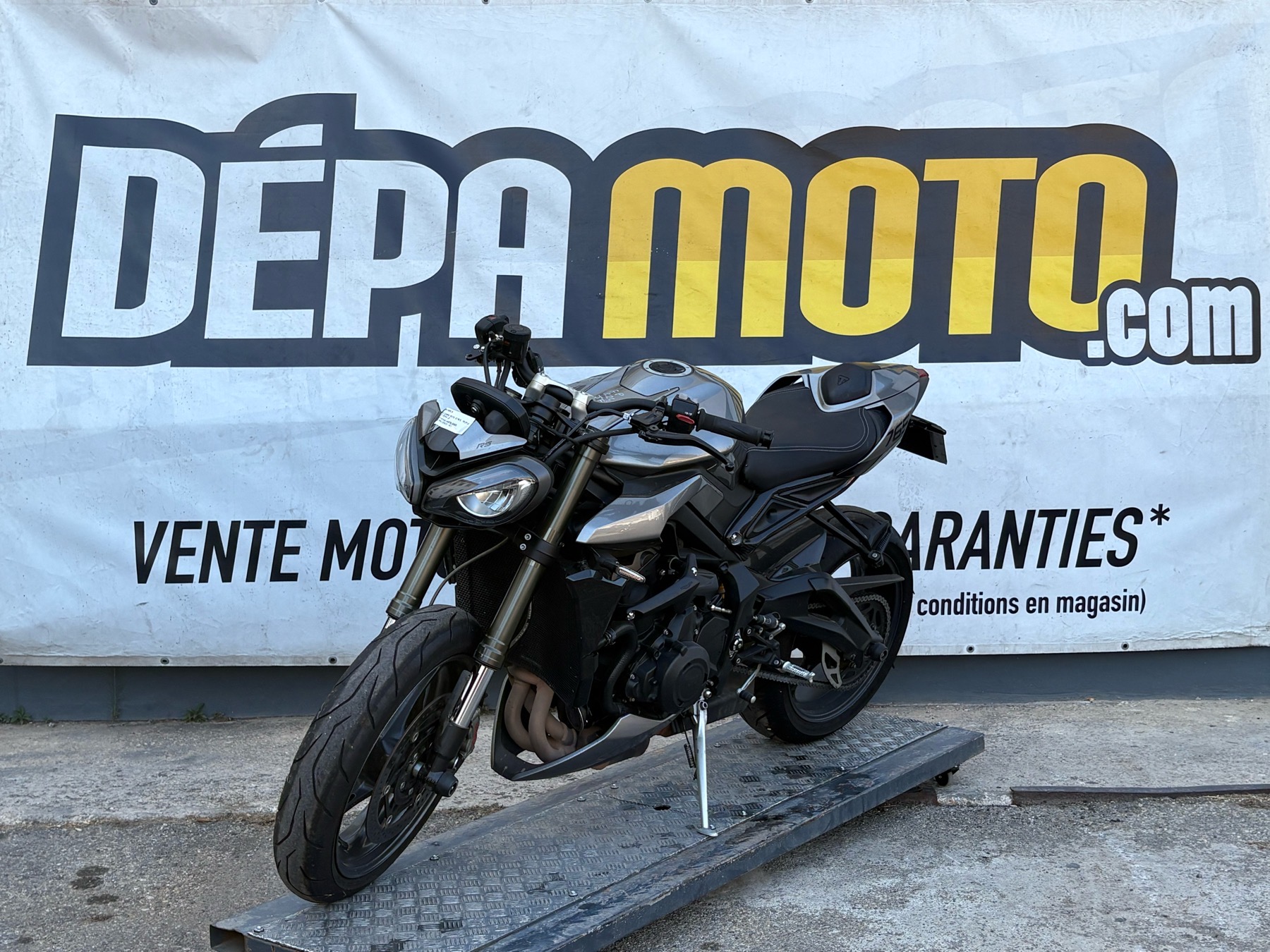 moto accidentée TRIUMPH STREET TRIPLE RS 765