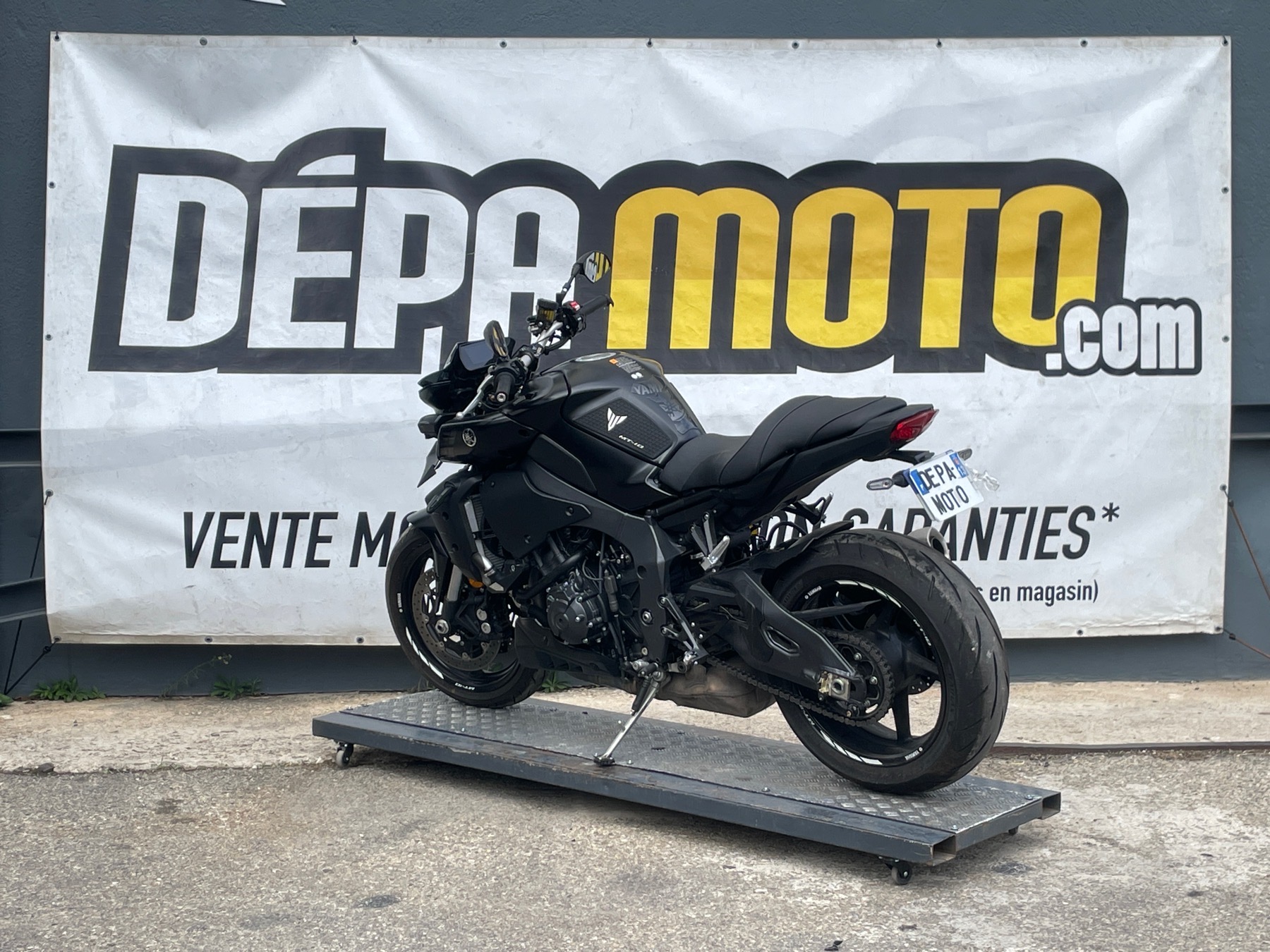 moto accidentée YAMAHA MT10