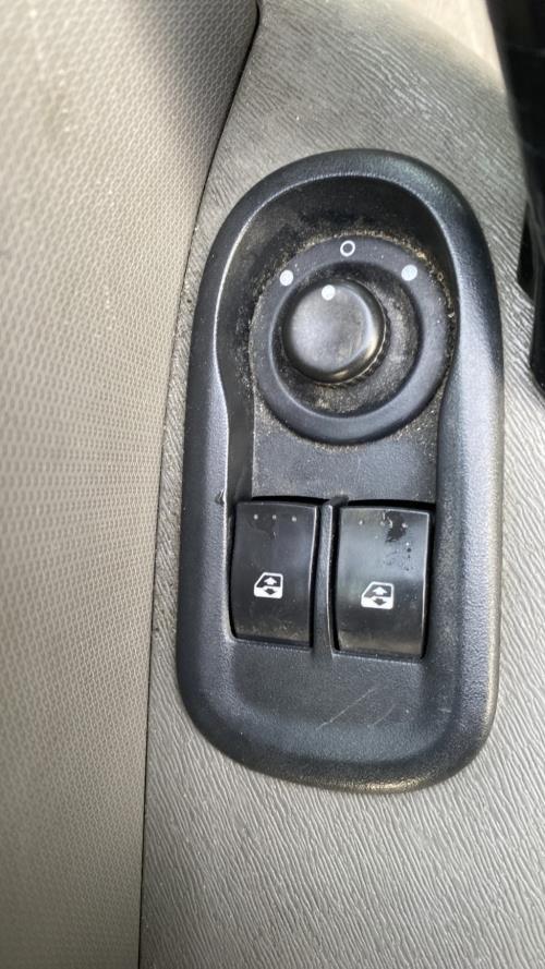Image Interrupteur de leve vitre avant gauche - RENAULT KANGOO 2