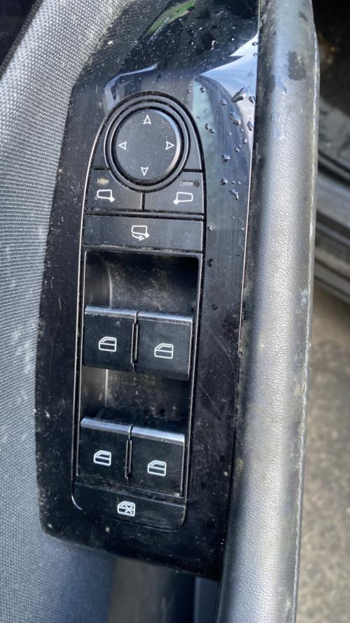 Image Interrupteur de leve vitre avant gauche - MAZDA CX-30