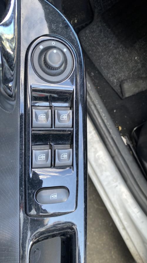 Image Interrupteur de leve vitre avant gauche - RENAULT CLIO 4