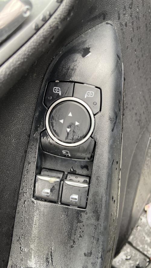 Image Interrupteur de leve vitre avant gauche - FORD FIESTA 7