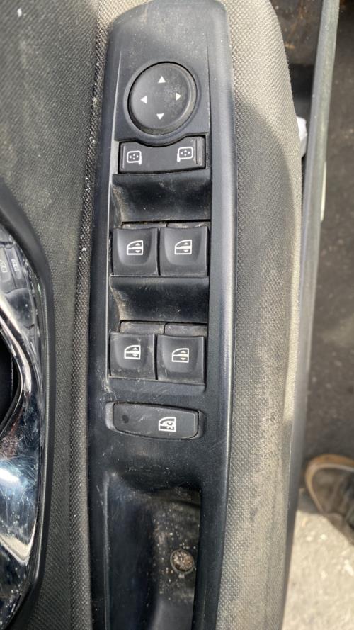 Image Interrupteur de leve vitre avant gauche - RENAULT MEGANE 3