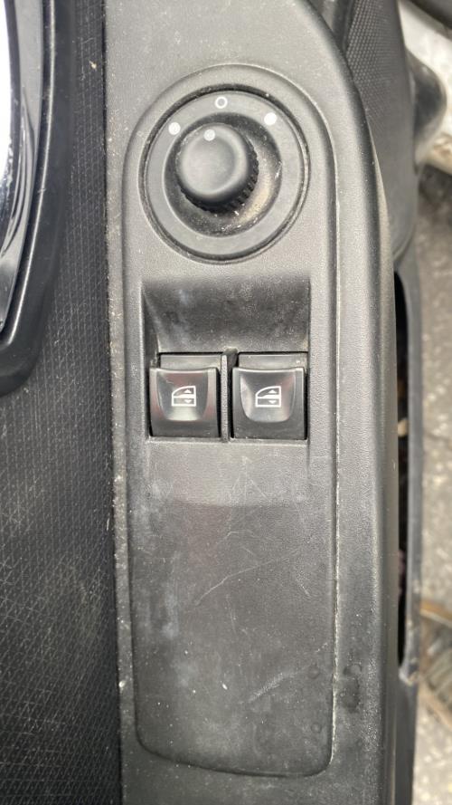 Image Interrupteur de leve vitre avant gauche - RENAULT CLIO 4