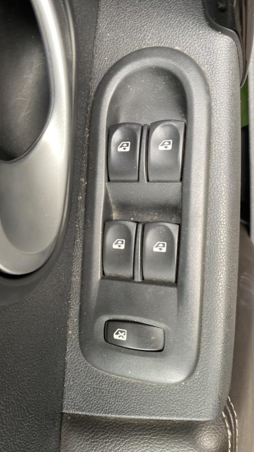 Image Interrupteur de leve vitre avant gauche - RENAULT CLIO 3
