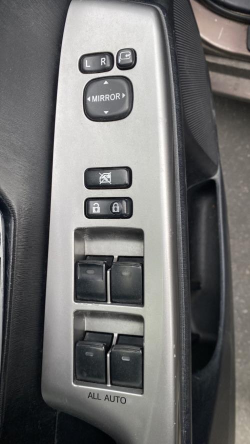 Image Interrupteur de leve vitre avant gauche - TOYOTA PRIUS+