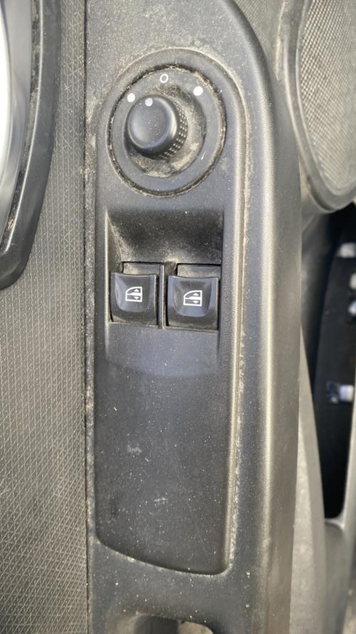 Image Interrupteur de leve vitre avant gauche - RENAULT CLIO 4