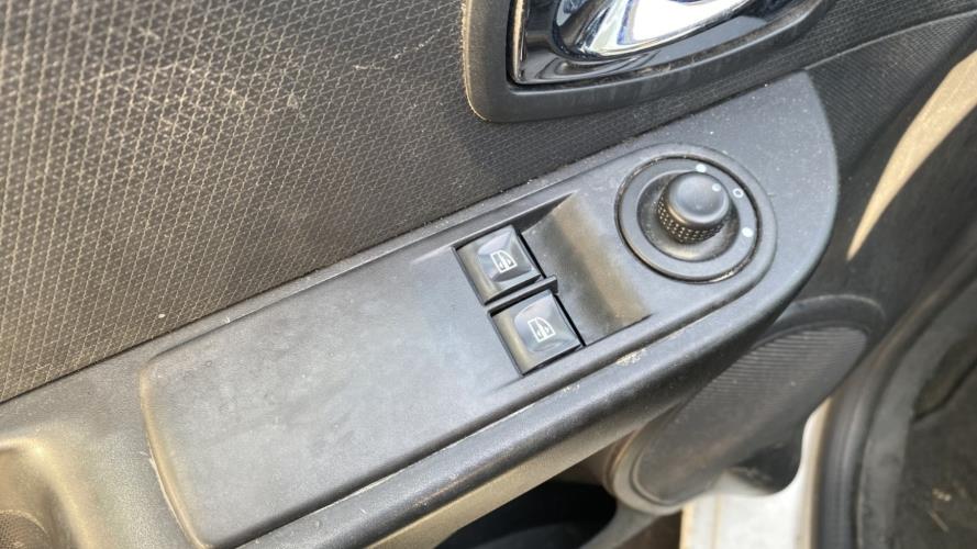 Image Interrupteur de leve vitre avant gauche - RENAULT CLIO 4