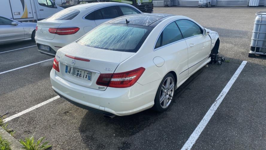 Image Malle/Hayon arriere - MERCEDES CLASSE E 207