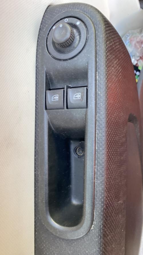 Image Interrupteur de leve vitre avant gauche - RENAULT TWINGO 3