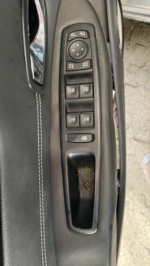 Image Interrupteur de leve vitre avant gauche - RENAULT SCENIC 3