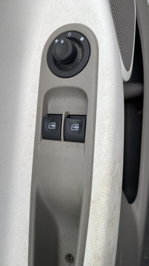 Image Interrupteur de leve vitre avant gauche - RENAULT ZOE 1