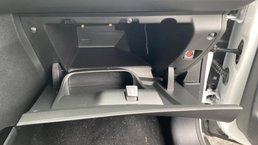 Image Boite a gants - PEUGEOT 2008 1