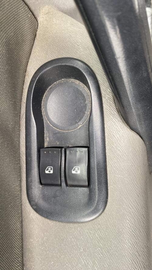 Image Interrupteur de leve vitre avant gauche - RENAULT KANGOO 2